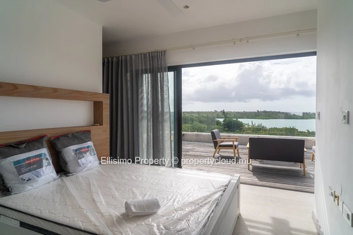 Penthouse Raffiné avec Piscine Privée et Vue Mer
