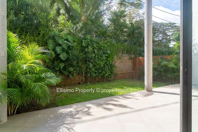 Prime Ground-Floor Apartment with Outdoor Potential