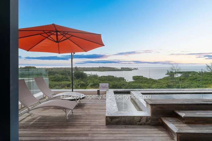 Penthouse Raffiné avec Piscine Privée et Vue Mer