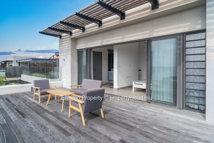 Penthouse Raffiné avec Piscine Privée et Vue Mer