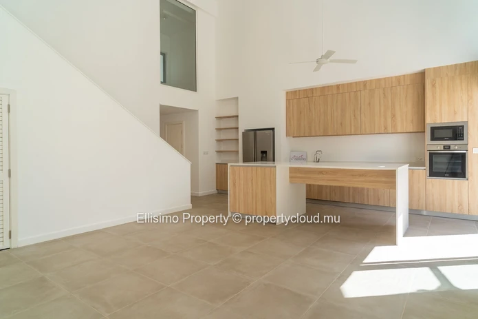 Prime Ground-Floor Apartment with Outdoor Potential