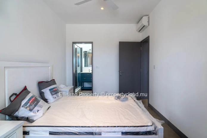 Penthouse Raffiné avec Piscine Privée et Vue Mer