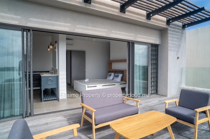 Penthouse Raffiné avec Piscine Privée et Vue Mer