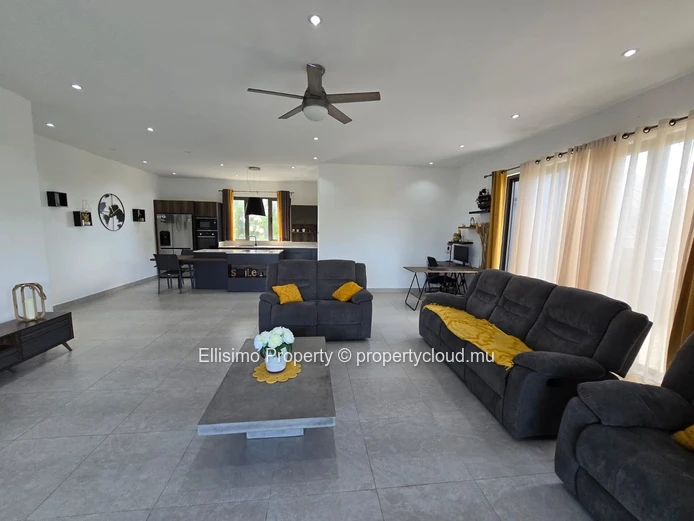 Penthouse in Péreybère with Coastal View – 3 Bedrooms & Jacuzzi