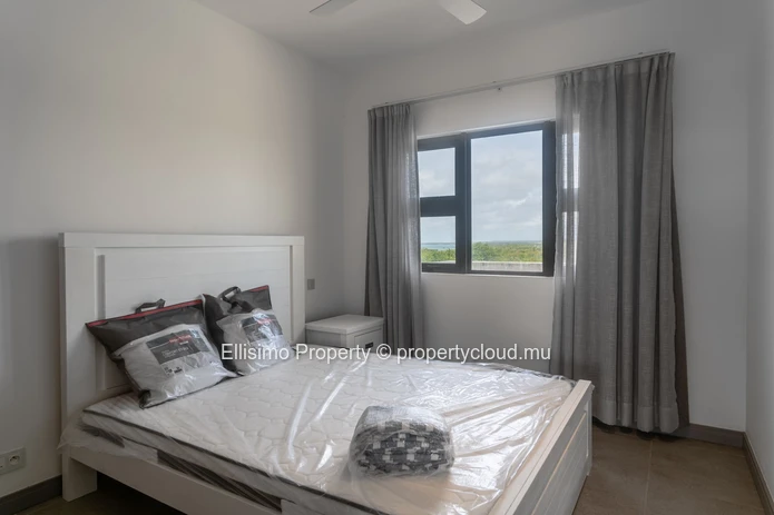 Penthouse Raffiné avec Piscine Privée et Vue Mer