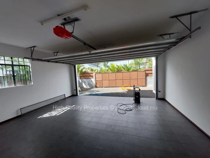 5-Bedroom Luxury Villa Rental in Pereybere, Grand Baie with 450m² Area