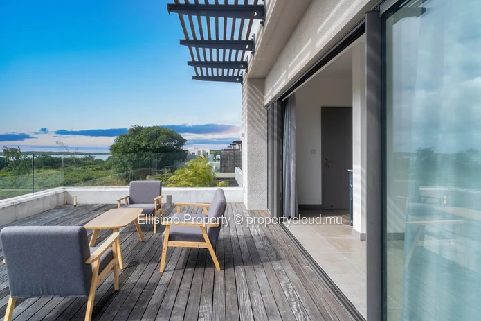 Penthouse Raffiné avec Piscine Privée et Vue Mer