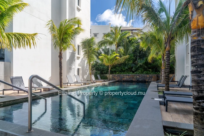 Prime Ground-Floor Apartment with Outdoor Potential
