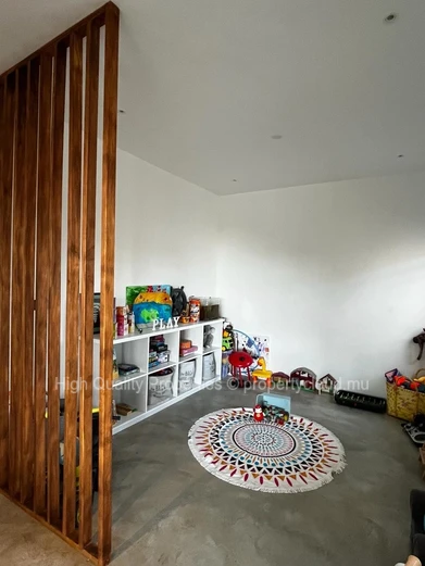 Stunning Villa For Rent In Calodyne