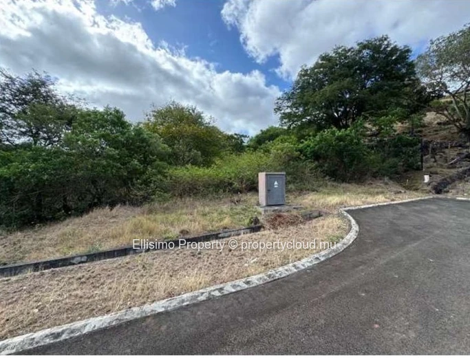 À vendre – Terrain d’exception dans un domaine très prisé à Rivière Noire