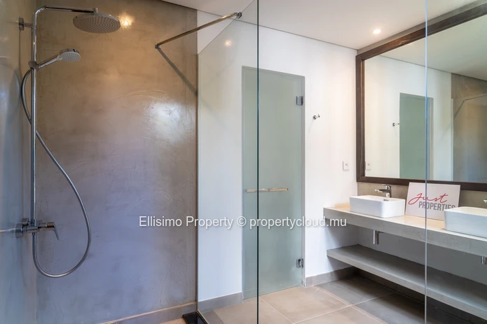 Prime Ground-Floor Apartment with Outdoor Potential