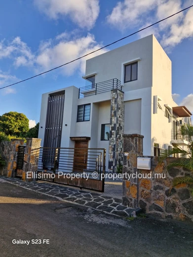 For Rent – Beautiful 4-Bedroom Villa with Pool and Garden