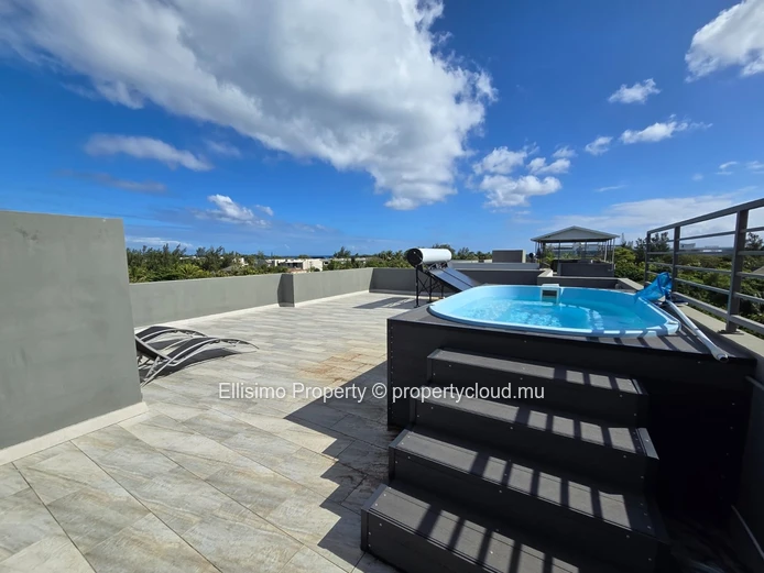 Penthouse in Péreybère with Coastal View – 3 Bedrooms & Jacuzzi