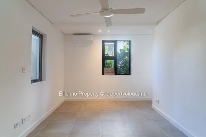 Prime Ground-Floor Apartment with Outdoor Potential