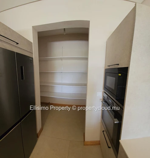 FOR RENT – Stunning 3-Bedroom Apartment with En-Suite Bathrooms in Belle Vue (next to Hillside)