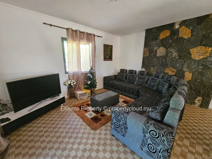 3-Bedroom Duplex for Rent – with Charming Private Garden