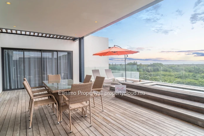 Penthouse Raffiné avec Piscine Privée et Vue Mer