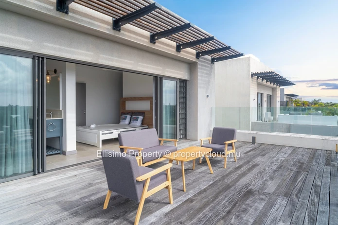 Penthouse Raffiné avec Piscine Privée et Vue Mer