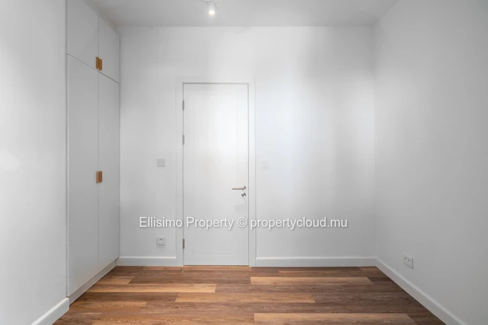 Prime Ground-Floor Apartment with Outdoor Potential