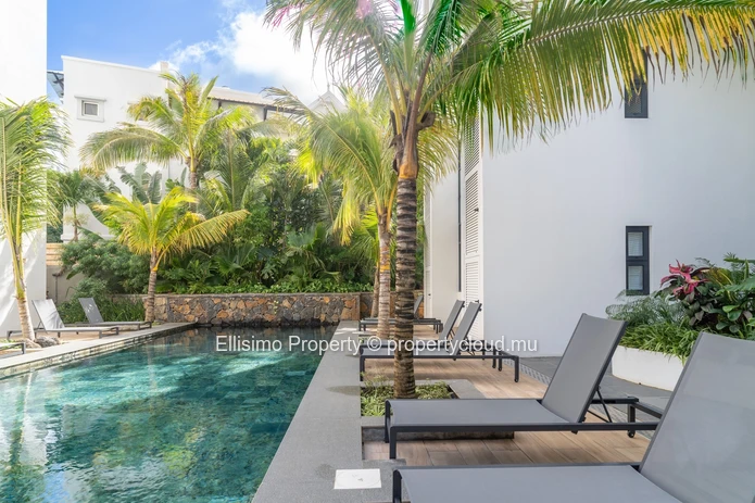Prime Ground-Floor Apartment with Outdoor Potential